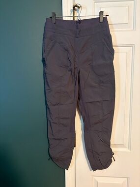Lightweight Cropped Cargo Pants in Dark Gray